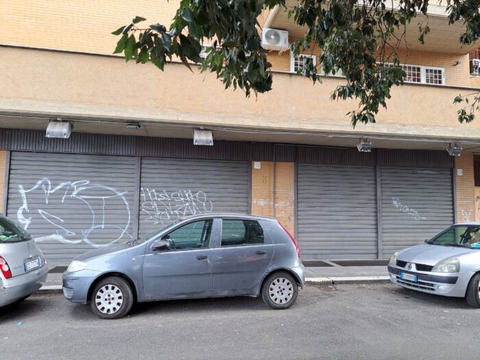 Roma (RM) – Locale Commerciale sito in Viale dei Monfortani n. 51, 53, 55